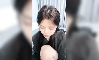 Nữ sinh viên trong sáng khoe mặt và thủ dâm trực tiếp, sự tương phản dâm đãng thủ dâm, âm hộ trẻ trung (1)