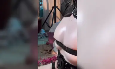 Một cô gái trẻ có thân hình tuyệt vời và khuôn mặt xinh đẹp, một buổi chụp ảnh riêng tư quy mô lớn, với bộ ngực tròn và một cái mông cong, đầy cám dỗ (2)