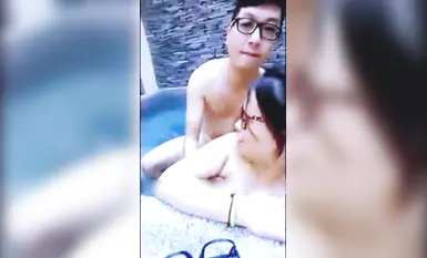 你淫荡但我爱拍 · 泳池里来啪啪啪