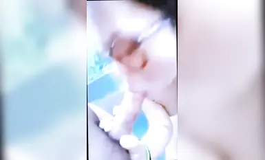 你淫荡但我爱拍 · 泳池里来啪啪啪