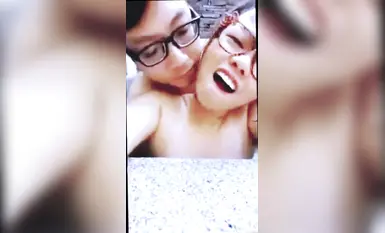 你淫荡但我爱拍 · 泳池里来啪啪啪