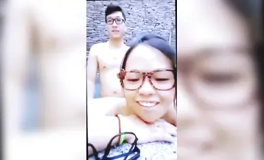 你淫荡但我爱拍 · 泳池里来啪啪啪