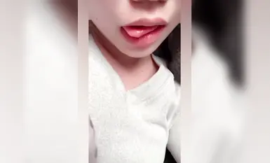 四川巴中19歲嫩妹陳佳鈺，小小年紀就玩得特別花，性慾十分網上，非常喜歡在網上交友