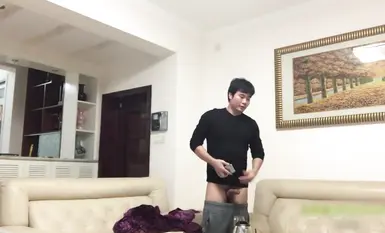 湖南飢渴少婦，開檔黑絲 給老公毒龍後 大戰30分鍾，打炮專業程度像極日本AV！客廳 各高難度動作，叫聲非常大