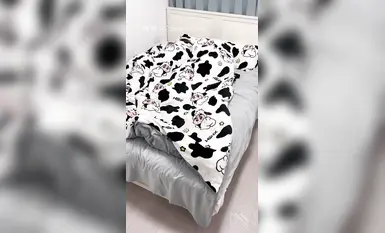 父女亂倫大神【我是奶氣草莓】女兒閨蜜被我弄倒，女兒琪琪在旁邊睡，我插她閨蜜騷逼