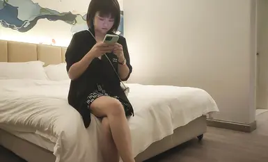 ผู้หญิงสวยร่างสูงกำลังคุกเข่าลงเลียอวัยวะเพศชายหลังจากอาบน้ำและรอที่จะมีเซ็กส์ เธอบิดเอวเล็ก ๆ ของเธอและจับก้นของเธอเพื่อตีจากด้านหลัง