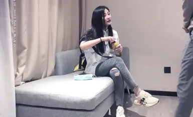 牛仔裤妹子在沙发啪啪，沙发调情后，蹲着口交上位骑坐后入抽插猛操呻吟