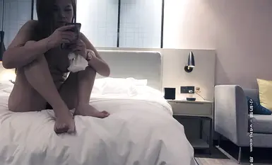 Buat temu janji dengan dua wanita muda untuk melakukan hubungan seks di hotel. Wanita muda lebih seronok. Mereka menjilat dan menyentuh antara satu sama lain semasa mereka bercinta dengan kuat.