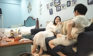 約操高端外圍超近視角，先聊天，再深喉小伙太猛了人肉打樁機搞得受不了