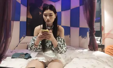 Một cô gái xinh đẹp đang hẹn hò trực tuyến. Sau khi cởi bỏ quần áo, cô ấy để lộ đôi chân dài thon thả. Cô ấy sẵn sàng làm việc chăm chỉ và phải làm cho bạn trở nên cứng rắn hơn khi cô ấy mềm yếu.