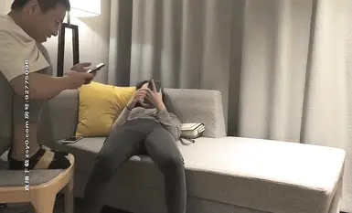 Em gái gợi cảm tóc dài mặc quần jeans, tán tỉnh lâu, liếm ngực và tán tỉnh, sau đó quan hệ bằng miệng và cưỡi mạnh trên giường