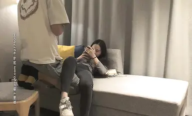 สาวเซ็กซี่ผมยาวและกางเกงยีนส์ จีบสาวอยู่นาน เลียหัวนมและจีบสาว จากนั้นก็มีเซ็กส์ทางปากและขี่อย่างหนักบนเตียง