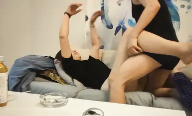 Isang mapanlinlang na dalaga, puno ng alindog, ibinaon ang kanyang ulo sa oral sex at dinilaan ang titi, itinaas ang kanyang malaking puwet at hinawakan ang kanyang baywang mula sa likod, hinahampas at sinisiraan siya.