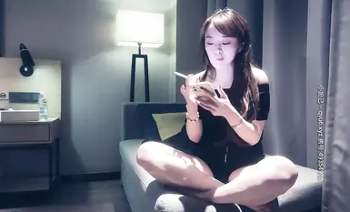 高端外围女神场，会玩识撩，我被她拿下了，甜美温柔爱笑亲和力强，69舔穴淫荡尤物