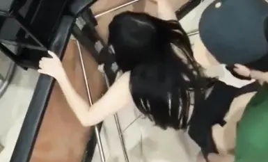 獵奇 紋身館里的秘密 高顏值小妹給騷逼紋身 紋身師忍不住強行抽插顧客 小穴被操出白漿才停止！