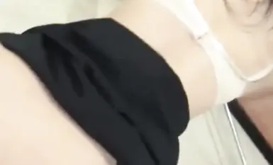 獵奇 紋身館里的秘密 高顏值小妹給騷逼紋身 紋身師忍不住強行抽插顧客 小穴被操出白漿才停止！