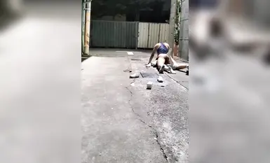 Seorang gadis JK yang lahir pada tahun 2000-an pengsan dalam keadaan mabuk di sebuah lorong, dan ditolak ke tanah oleh seorang lelaki yang lalu lalang. Dia mengangkat skirtnya dan mula menidurinya dengan kuat, malah memberinya blowjob. Ia sangat keren!