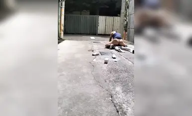 2000년대에 태어난 JK 소녀가 골목에서 술에 취해 쓰러졌고, 지나가던 남자에게 밀려 바닥에 쓰러졌습니다. 그는 그녀의 치마를 들어올리고 그녀를 세게 엿먹기 시작했고, 심지어 구강 성교까지 해주었습니다. 정말 멋졌어요!