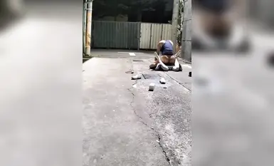 2000년대에 태어난 JK 소녀가 골목에서 술에 취해 쓰러졌고, 지나가던 남자에게 밀려 바닥에 쓰러졌습니다. 그는 그녀의 치마를 들어올리고 그녀를 세게 엿먹기 시작했고, 심지어 구강 성교까지 해주었습니다. 정말 멋졌어요!