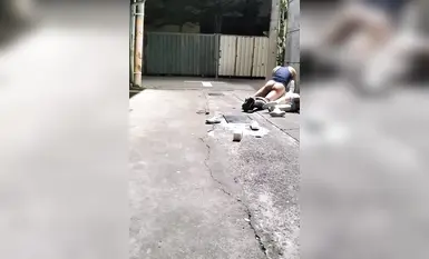 2000년대에 태어난 JK 소녀가 골목에서 술에 취해 쓰러졌고, 지나가던 남자에게 밀려 바닥에 쓰러졌습니다. 그는 그녀의 치마를 들어올리고 그녀를 세게 엿먹기 시작했고, 심지어 구강 성교까지 해주었습니다. 정말 멋졌어요!