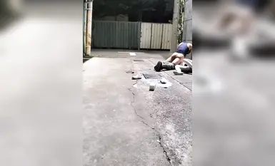 2000년대에 태어난 JK 소녀가 골목에서 술에 취해 쓰러졌고, 지나가던 남자에게 밀려 바닥에 쓰러졌습니다. 그는 그녀의 치마를 들어올리고 그녀를 세게 엿먹기 시작했고, 심지어 구강 성교까지 해주었습니다. 정말 멋졌어요!