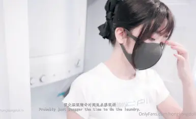 인형 자매 홍콩돌이 그녀와 동거하고 있습니다.