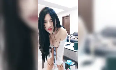 Big boobs goes to the sea to raid her bestie and touch her pussy and finger her hole (3)