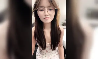 [Tương phản mới cô gái trẻ] Cô gái nhỏ nhắn quyến rũ đeo kính [Thỏ Kunkun] thủ dâm bằng đạo cụ, quan hệ không dùng bao cao su, thử quan hệ hậu môn từ phía sau, thuộc tính con đĩ nhỏ đầy đủ (1)