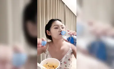 [Tương phản mới cô gái trẻ] Cô gái nhỏ nhắn quyến rũ đeo kính [Thỏ Kunkun] thủ dâm bằng đạo cụ, quan hệ không dùng bao cao su, thử quan hệ hậu môn từ phía sau, thuộc tính con đĩ nhỏ đầy đủ (8)