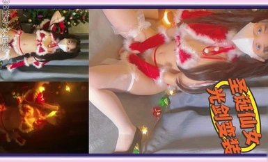 Nữ thần khiêu dâm hàng đầu "Tiểu Yingying (tức Taotao)" diện trang phục Giáng sinh gợi cảm và quyến rũ. Một con cặc khổng lồ bị đụ mạnh và lỗ mật ngọt ngào nhất được lấp đầy bằng tinh dịch và tràn ra ngoài. Nó cực kỳ dâm dục