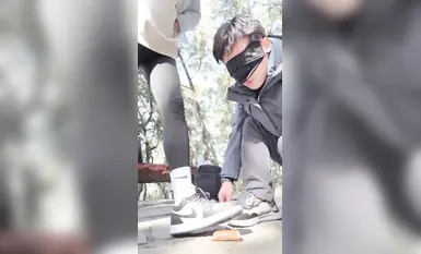 苒溪带狗爬山吃泥巴户外