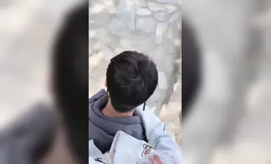 苒溪带狗爬山吃泥巴户外