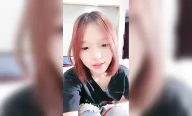 Seorang gadis muda yang cantik dengan faraj merah jambu dan rambut kemaluan jarang disetubuhi tanpa kondom dan menjerit kesat (2)