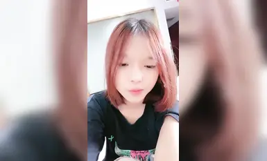 Seorang gadis muda yang cantik dengan faraj merah jambu dan rambut kemaluan jarang disetubuhi tanpa kondom dan menjerit kesat (2)