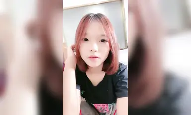 Seorang gadis muda yang cantik dengan faraj merah jambu dan rambut kemaluan jarang disetubuhi tanpa kondom dan menjerit kesat (2)