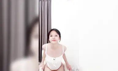 新アンカーの超ピンクの学校の美人アンカーのユアンユアン舌ピアスフェラチオは、ちょうど海に入ってトイレにひざまずいて犯され、小道具のトレーニング、胸のプッシュ、舌ピアスの小さな口のセクシーなフェラチオ、さまざまな姿勢の爆発（45）