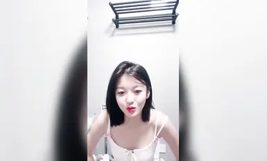 Bagong anchor super pink school beauty anchor Yuanyuan tongue stud blowjob kakapasok lang sa dagat at lumuhod sa inidoro para ma-fucked, props training, breast push, tongue stud maliit na bibig sexy blowjob, iba't ibang posture na pagsabog (50)