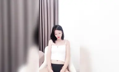 Bagong anchor super pink school beauty anchor Yuanyuan tongue stud blowjob kakapasok lang sa dagat at lumuhod sa inidoro para ma-fucked, props training, breast push, tongue stud maliit na bibig sexy blowjob, iba't ibang posture na pagsabog (50)