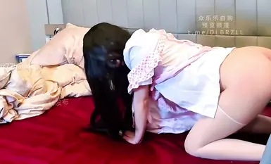 【4月新档】极品一线天粉穴绿帽情侣「创可贴贴」「太二先生」《淫荡女仆》粉色女仆围裙，真空性爱，深喉口交后入翘臀，女上位骑乘内射