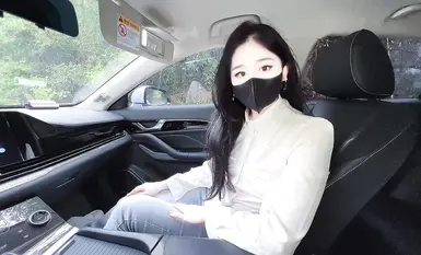 [In-car cumshot] Cute boy ❤️ takes his colleague's wife to have sex in the car outdoors, arranging a red-edged sling and black silk stockings, very interesting, fucking the white and tender pussy and cumming inside