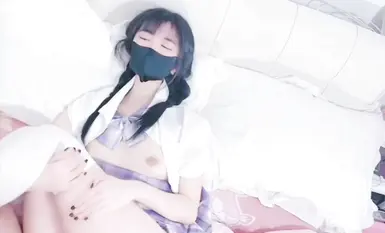 純白の虎の美穴の隣の女の子「怠け者の豚」は、しっとりとした白虎の穴に細い白い絹の足を挿入しました。ねじれたダブルポニーテールは純粋で、純粋な女子の同級生のように見えます。