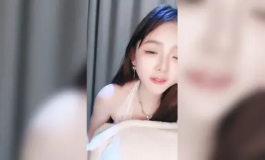 2025年最新抖音网红女神下海【小馋猫】好美啊，绝对让你一眼爱上，真是个超级反差的极品尤物(1)