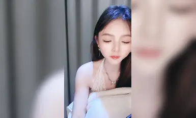 2025年最新抖音网红女神下海【小馋猫】好美啊，绝对让你一眼爱上，真是个超级反差的极品尤物(1)