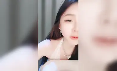 2025年最新抖音网红女神下海【小馋猫】好美啊，绝对让你一眼爱上，真是个超级反差的极品尤物(1)