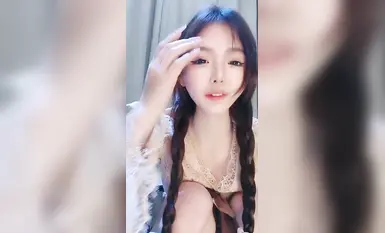 2025年最新抖音網紅女神下海【小饞貓】好美啊，絕對讓你一眼愛上，真是個超級反差的極品尤物 (2)